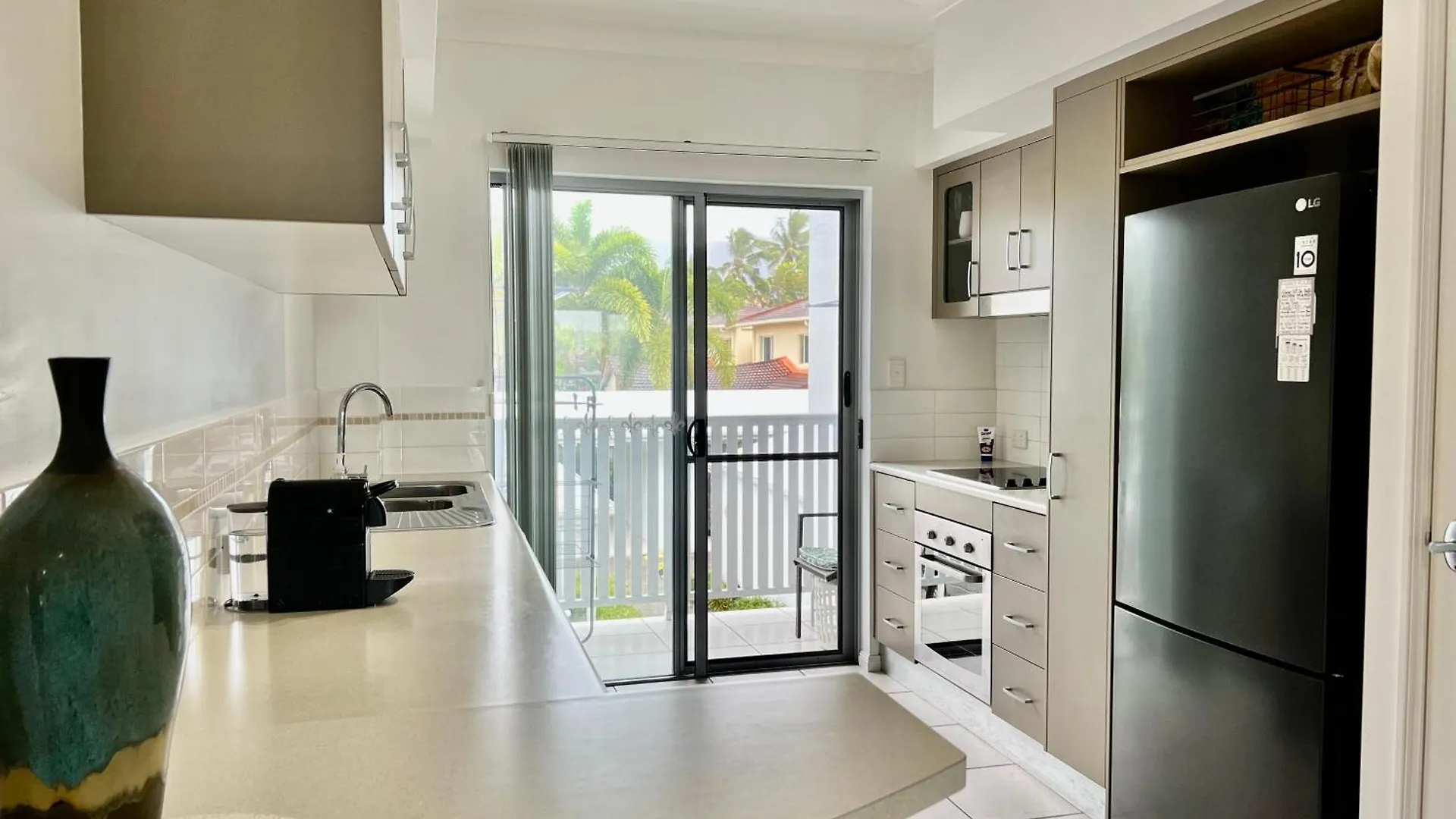Tropical Resort Vibes - Northern Beaches Cairns Trinity Beach Australia