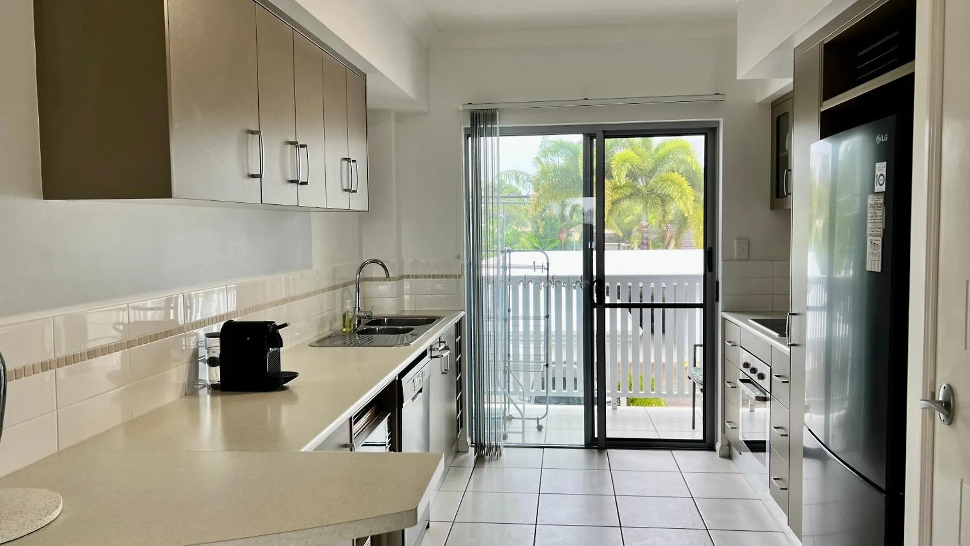 Tropical Resort Vibes - Northern Beaches Cairns Trinity Beach Apartment